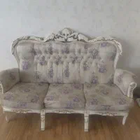 یک عدد مبل سه نفره