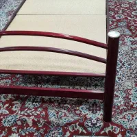 تخت فلزی یک‌نفر خیلی تمیز