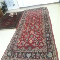 یک قالی دستباف اصفهان کناره بفروش‌میرسد