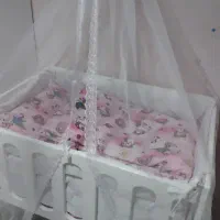 تخت نوزاد کنار مادر گهواره