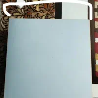 میز تحریر نشسته