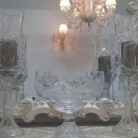 سه تیکه ظرف میوه و شمعدانهای بزرگ خورشیدی