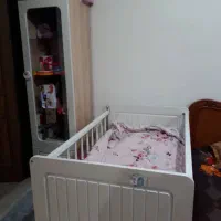 تخت کودک و میز تحریر و کتابخانه