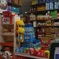 صندوقدار و همکار آقا در فروشگاه مواد غذایی