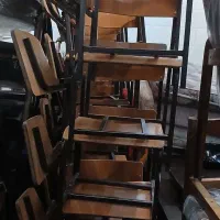 تعدادی صندل دانش اموزی در حد تعدادی صندلی دیگر