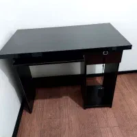 میز تحریر و کامپیوتر