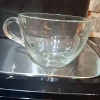 دو دست استکان با یه دست لیوان