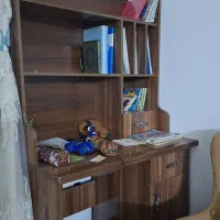 میز تحریر و کتابخانه