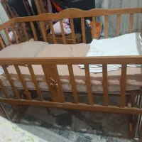 تخت و گهواره نوزادکودک جنس چوب مناسب کنار تخت مادر
