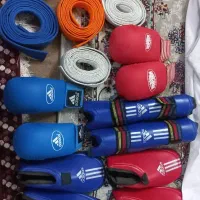 دستکش‌ و کمربند‌ و پابند او ساق بند