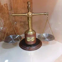 ترازوی دست ساز برنزی نماد عدالت