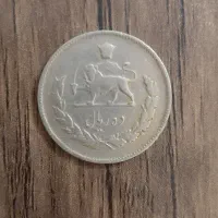 دو عدد سکه پهلوی ۵۰ دیناری و ۱۰ ریالی