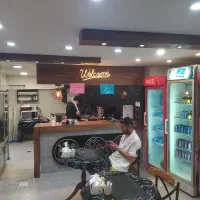 کارگر بوفه باشگاه بدنسازی