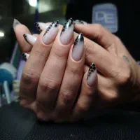 خدمات کاشت ناخن