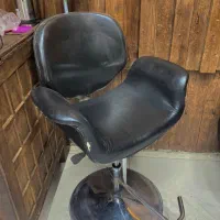 ۲ عددصندلی ارایشگاه وتخت تتو وتعداد وسایل ارایشگری