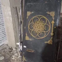 در نفرو حیاط اپارتمان