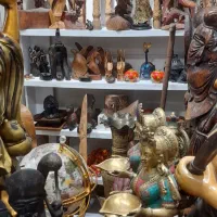 مجسمه چوبی و‌برنزی