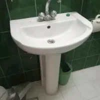 دو عدد روشویی پایه دار همراه شیر دو قلو کار کرده