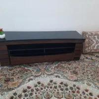 یک میز تلویزیون و یک جفت پشتی