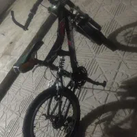 فقط یک لاستیک و یک سندلی