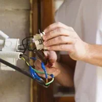 برقکار(رفع وعیب یابی اتصالی برق ساختمان برق صنعتی)