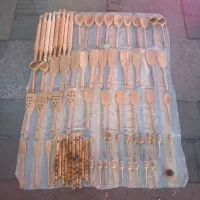 تعدای صنایع دستی به فروش میرسد