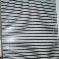 پرده فلزی قهوه ای و طوسی.