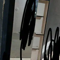 دراور قدی اینه کشویی هست پشت اینه طبقه داره