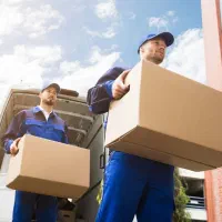 کارگر جهت جابه‌جایی و حمل بار