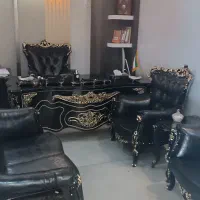 کارمند فروش خودروی خانم و آقا
