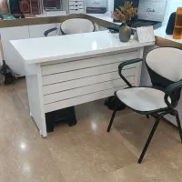 میز و دو عدد صندلی چرخ دار گردون و ساده