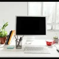 یک نفر خانم کار در کافی نت