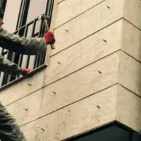 پیچ و رولپلاک با طناب و شستشوی نما و دیوار حیاط