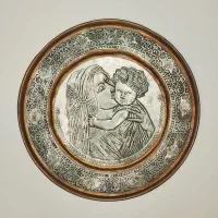 سینی مسی طرح مادر و فرزند قلم کاری نقش برجسته