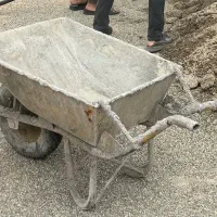 یک فرغون و یک بشکه فلزی