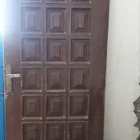 درب چوبی اتاق و کابینت فلزی