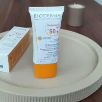 ضدافتاب رنگی بیودرما رنگ بژ طبیعی با+ spf 50