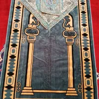 تعدادی سجاده مخملی وتسبیح و چند پارچه چادررنگی