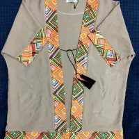 تعدادی مانتو و شومیز زنانه