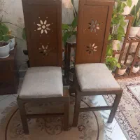 ۲ عدد صندلی چوبی و ۲ عدد تابلو