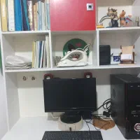 میز کامپیوتر و کتابخانه
