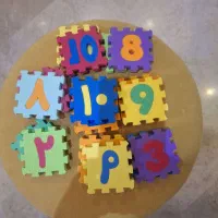 تعدای اسباب بازی بچگانه و پازل آموزشی نو