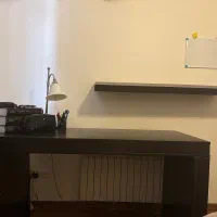 میز تحریر به همراه آینه و چراغ مطالعه و شلف