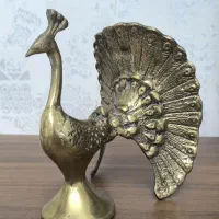 مجسمه جنگجو و طاووس