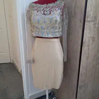 یک دست لباس گیپور با دامن و کفش مشکی‌