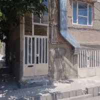 خانه ویلایی با مغازه تجاری سر چهار راه