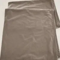 کنار پرده ای مخمل