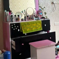 میز آرایشی همراه با صندلی