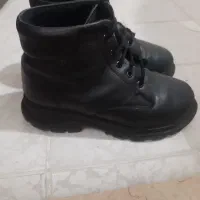 کفش و زانو بند و صندل طبی برای صافی کف پا در حد نو