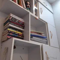 کتابخانه و میز